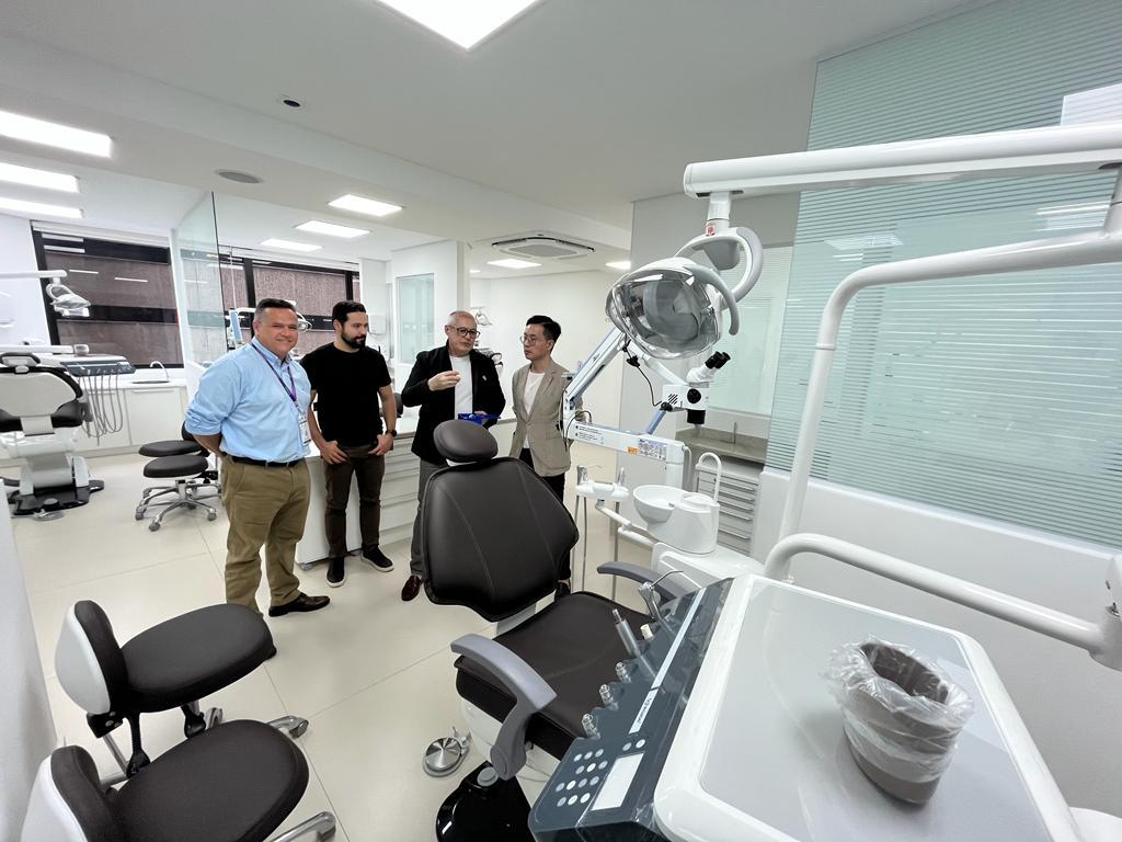 CEO DO WOSON GROUP, NO BRASIL, VISITA CLÍNICA ODONTOLÓGICA ALTO PADRÃO, EM SÃO PAULO.