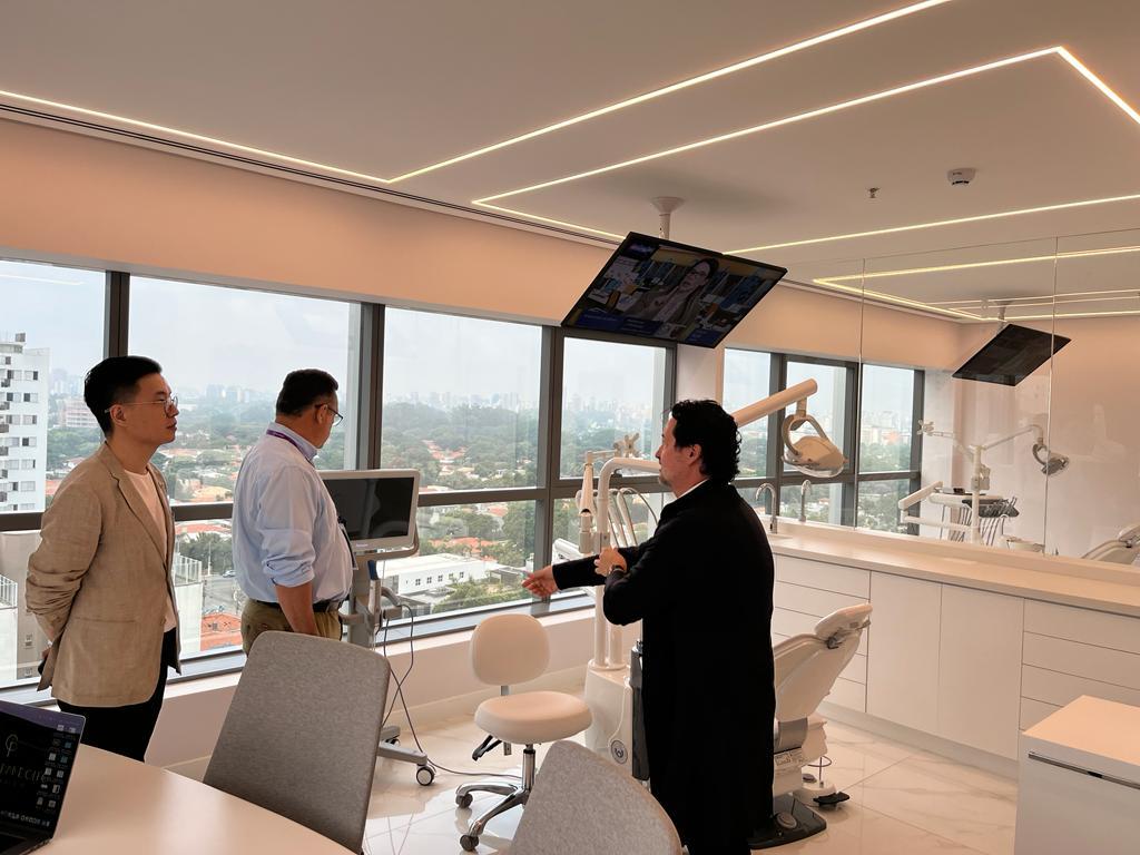 CEO DO WOSON GROUP, NO BRASIL, VISITA CLÍNICA ODONTOLÓGICA ALTO PADRÃO, EM SÃO PAULO.