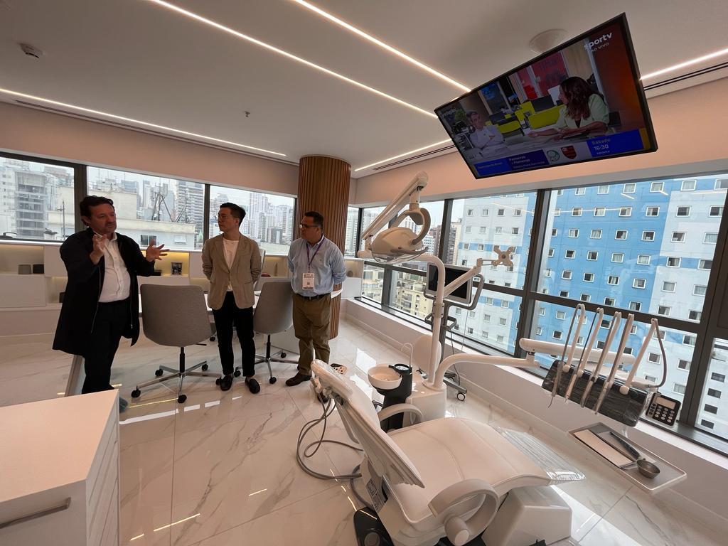 CEO DO WOSON GROUP, NO BRASIL, VISITA CLÍNICA ODONTOLÓGICA ALTO PADRÃO, EM SÃO PAULO.