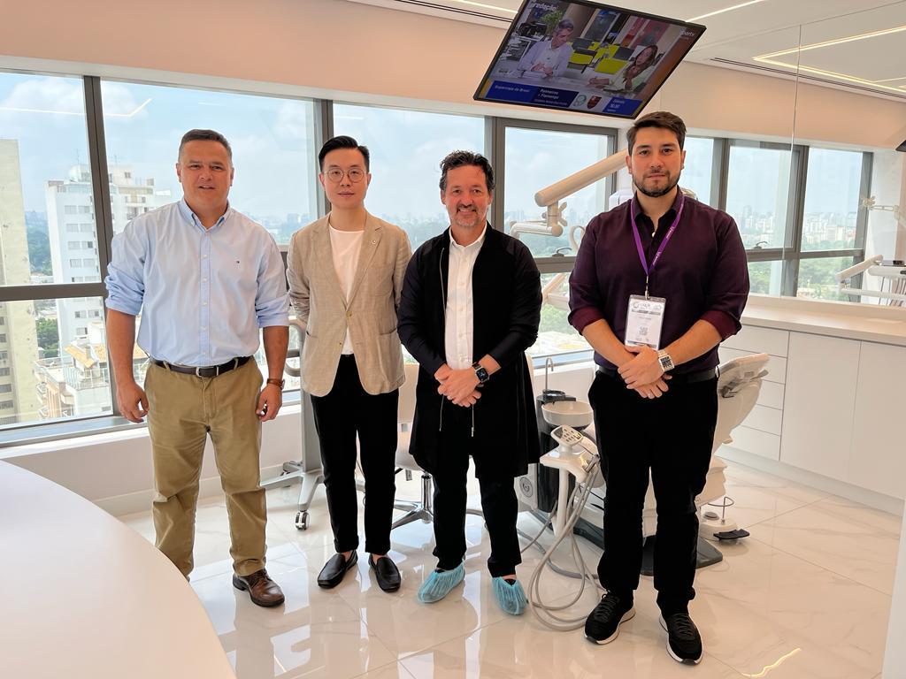 CEO DO WOSON GROUP, NO BRASIL, VISITA CLÍNICA ODONTOLÓGICA ALTO PADRÃO, EM SÃO PAULO.